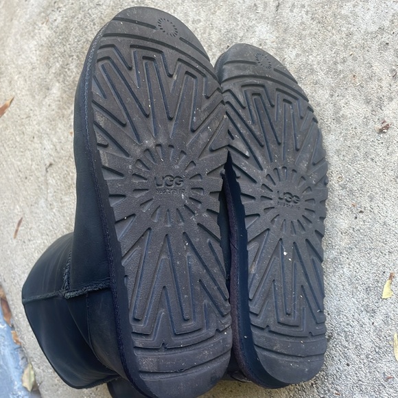 UGG Black Classic leather black boots 8M little wear matte retails $199 - Picture 5 of 10